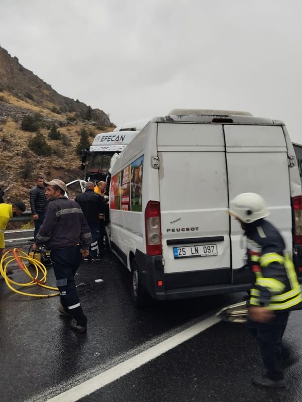 erzincan’da trafik kazası: 1 ölü, 2 ağır yaralı