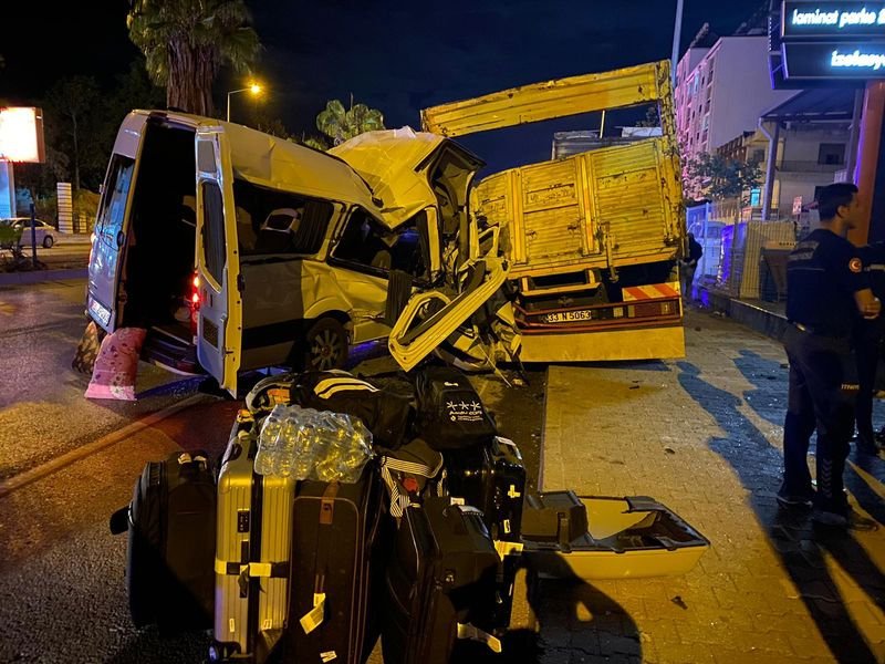 minibüs park halindeki kamyona ok gibi saplandı: 2 ölü, 9 yaralı