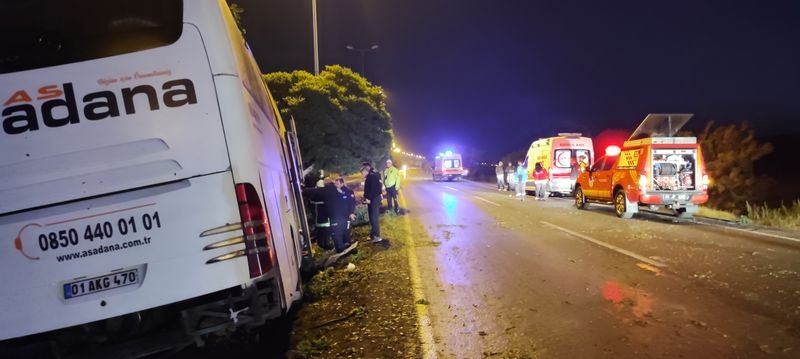 Kayseri'de kontrolden çıkan yolcu otobüsü aydınlatma direğine çarptı: 16 yaralı
