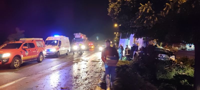 Kayseri'de kontrolden çıkan yolcu otobüsü aydınlatma direğine çarptı: 16 yaralı