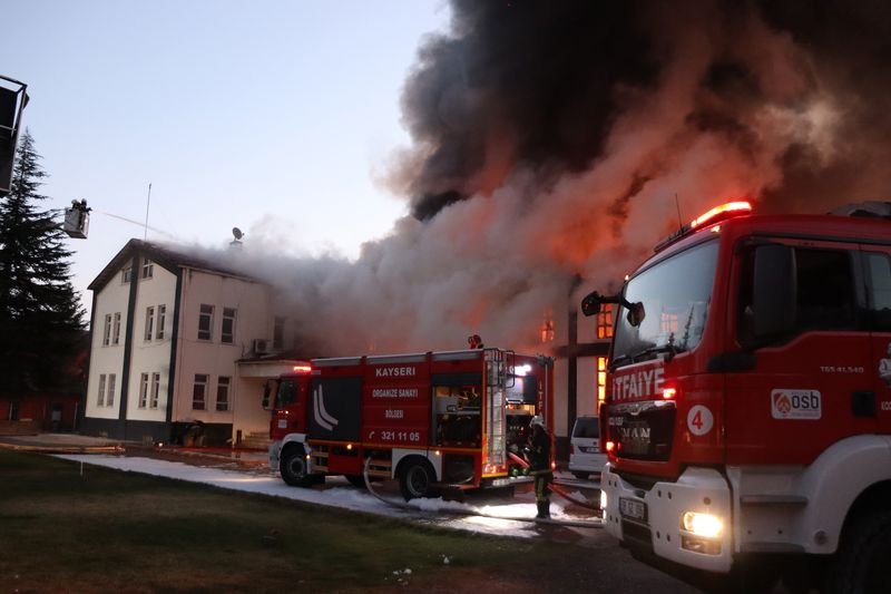 Kayseri'de büyük fabrika yangını: Alevler her yanı sardı