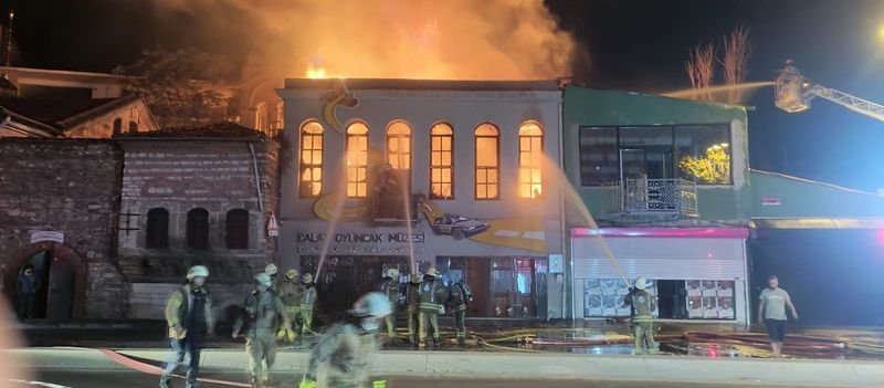 balat oyuncak müzesi'nde büyük yangın: alev alev yanan müze küle döndü