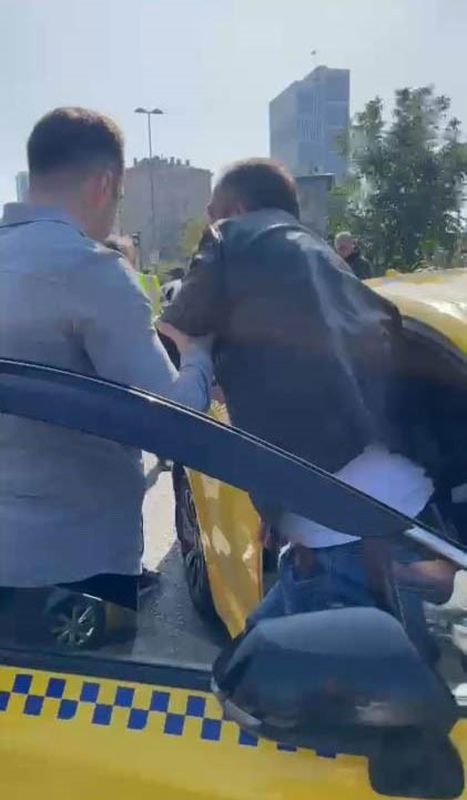 kadıköy'de taksiyle kaçan taciz şüphelisini vatandaşlar yakaladı