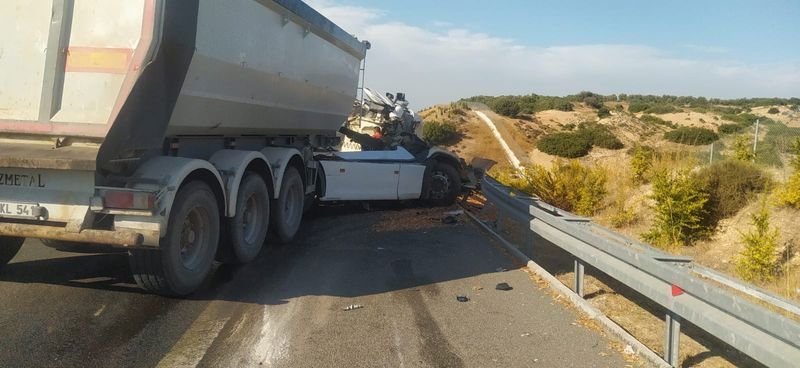 Manisa’da tırla kamyon çarpıştı: 1 ölü