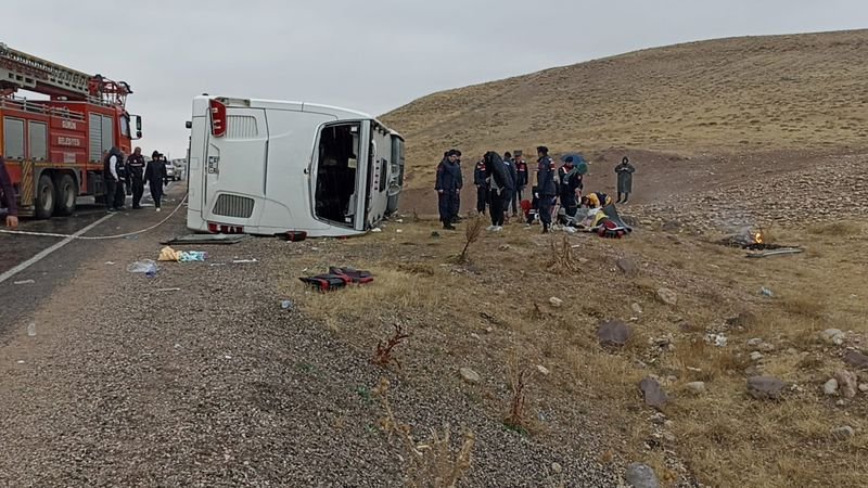 sivas’ta yolcu otobüs devrildi: 4 ölü, 30 yaralı