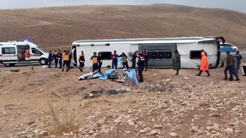 sivas’ta yolcu otobüs devrildi: 4 ölü, 30 yaralı