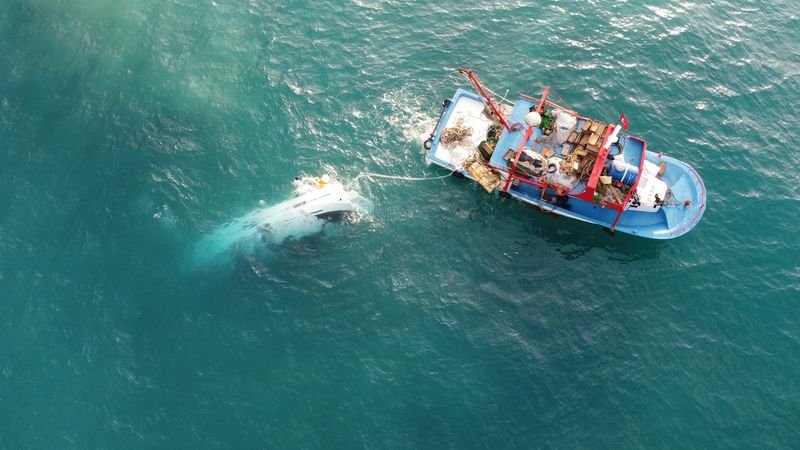 12 metrelik lüks tekne battı, 2 kişi sağ kurtuldu