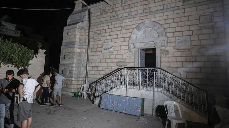 i̇srail, sivillerin sığındığı tarihi kiliseyi bombaladı