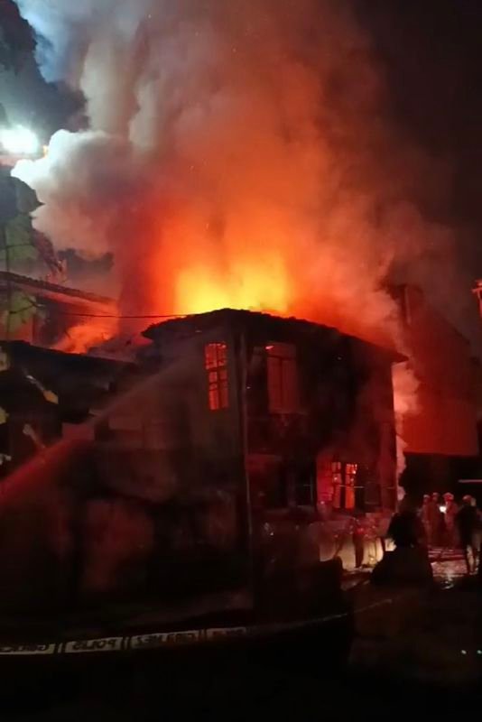 fatih’te 2 katlı ahşap metruk bina alev alev yandı