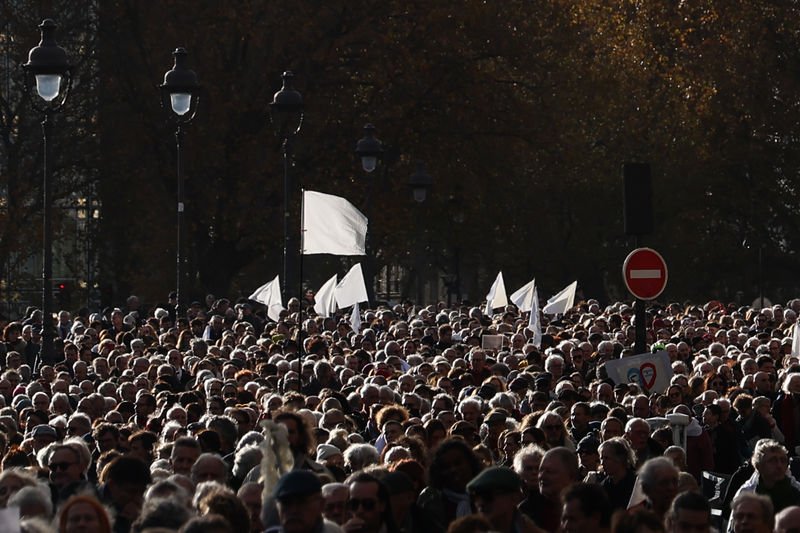 paris’te “gazze’de ateşkes” için sessiz yürüyüş