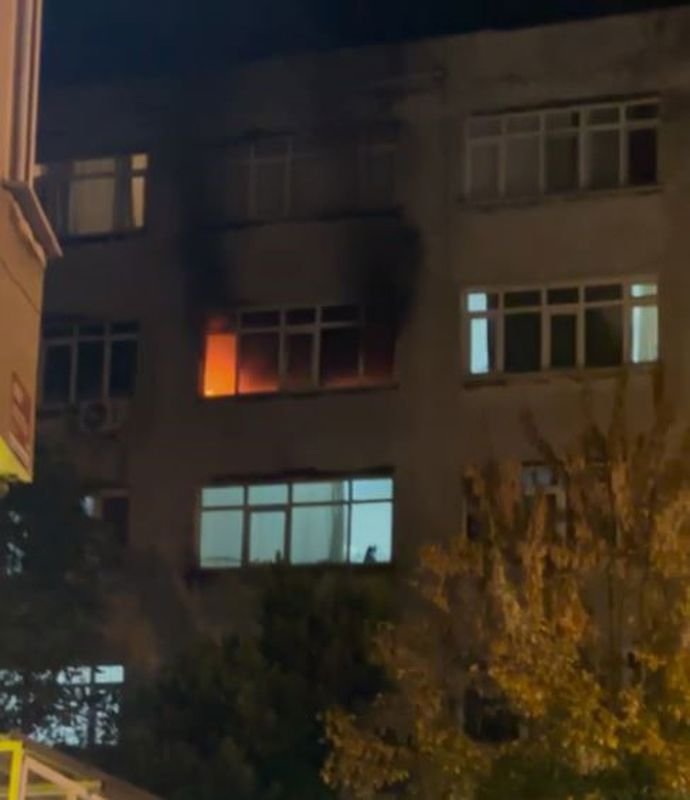 fatih’te 5 katlı binada korkutan yangın
