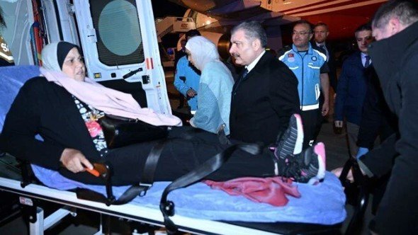 gazzeli hastalar türkiye'de: bakan koca karşıladı