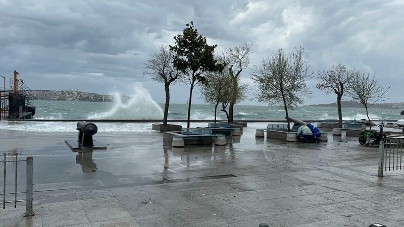 İstanbul'da fırtına: Beşiktaş sahilinde dev dalgalar oluştu