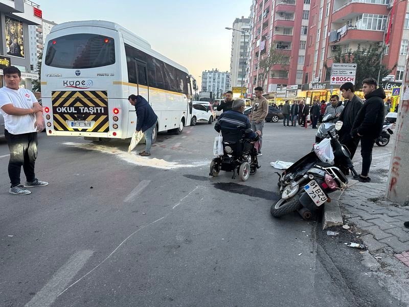 Adana'da tırın altında kalan motosikletli hayatını kaybetti