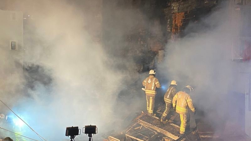 Beyoğlu'nda 3 katlı ahşap binada yangın: 1 kişi hayatını kaybetti