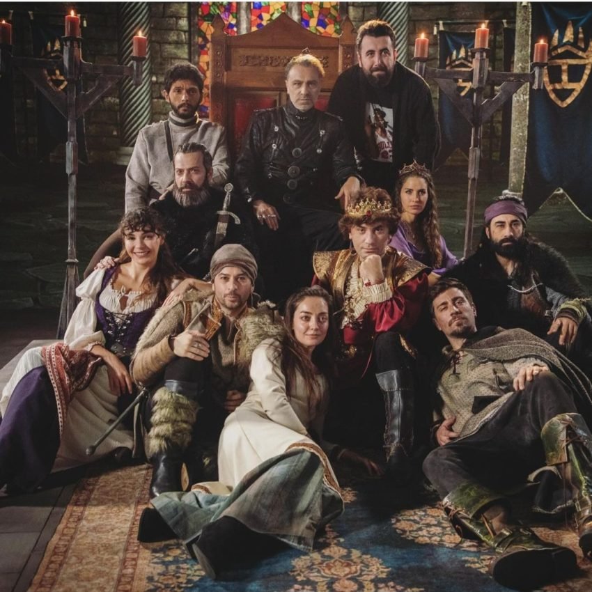 Ebru Şahin ve Çağlar Ertuğrul'un Prens dizisinden ilk fotoğraf geldi
