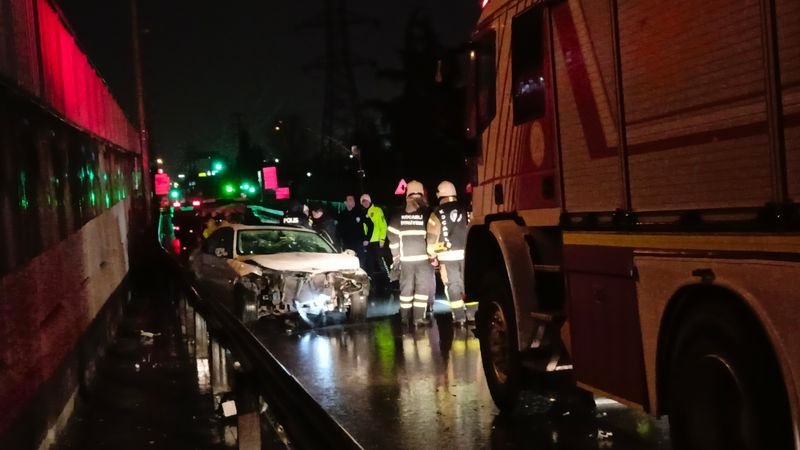 kocaeli'de bariyere çarpan otomobil hurdaya döndü: 2 ölü