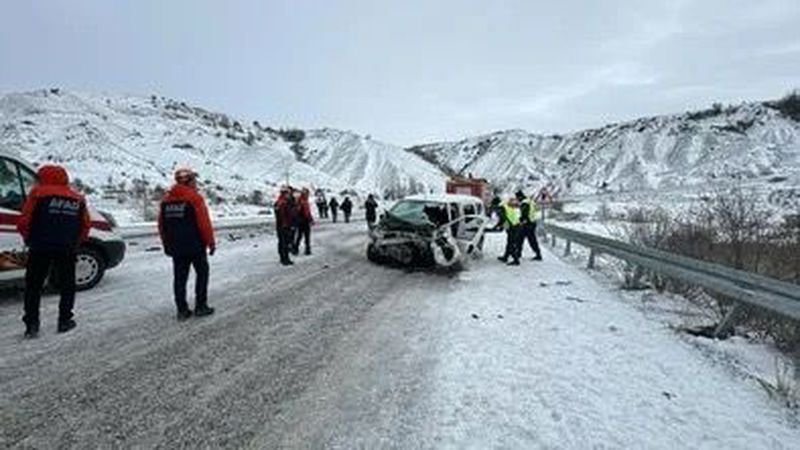Sivas'ta yolcu minibüsü ile ticari araç çarpıştı: 16 yaralı